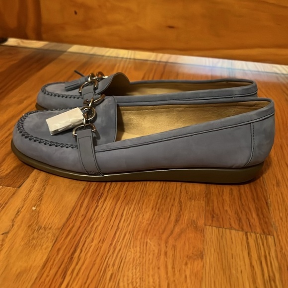 Aerosoles Blue Moccasin Style Flats with Tassels - Picture 4 of 9